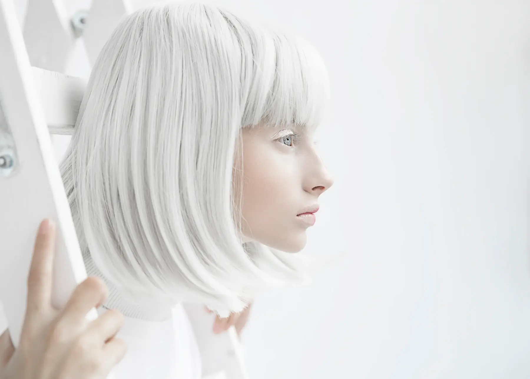 A pearl-white bob in profile